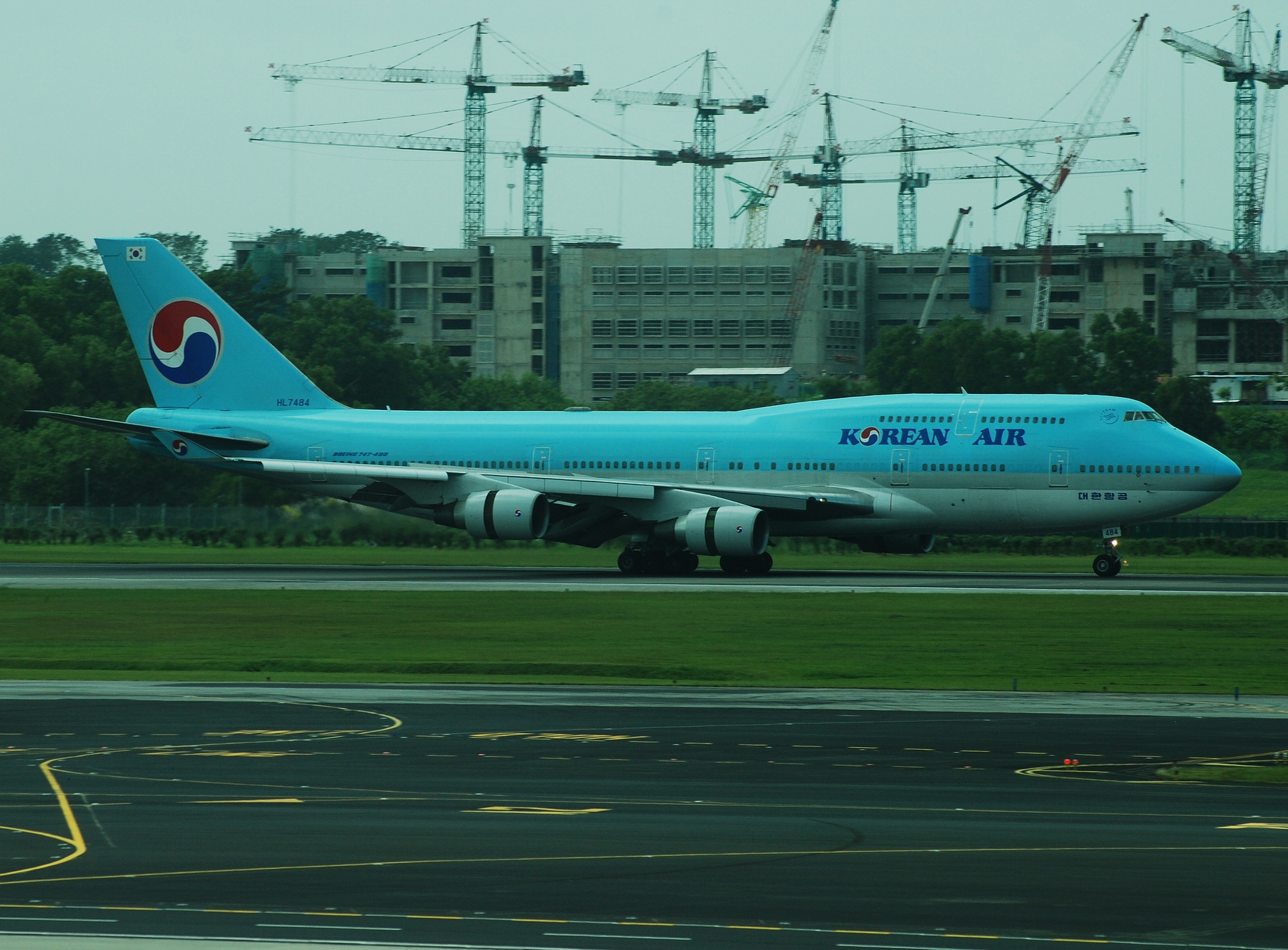 Korean_Air_Boeing_747-400,_HL7484,_SIN_2.jpg