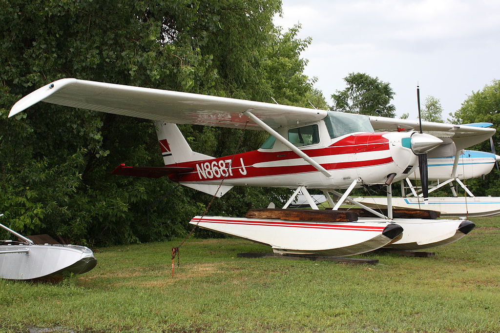 1024px-Cessna_150G_on_floats_N8687J.jpg