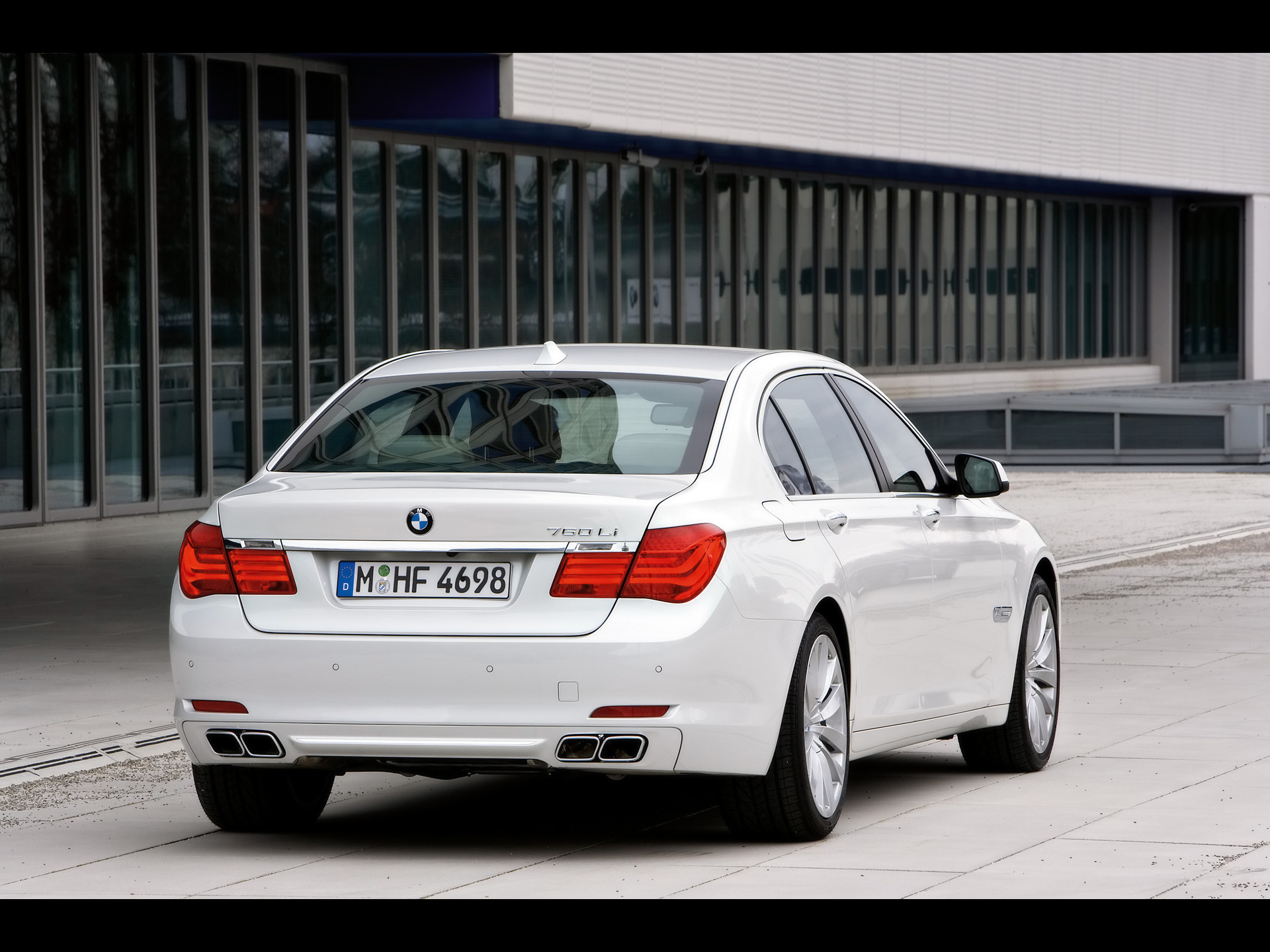 2009-BMW-760i-and-760Li-Rear-Angle-1920x1440.jpg