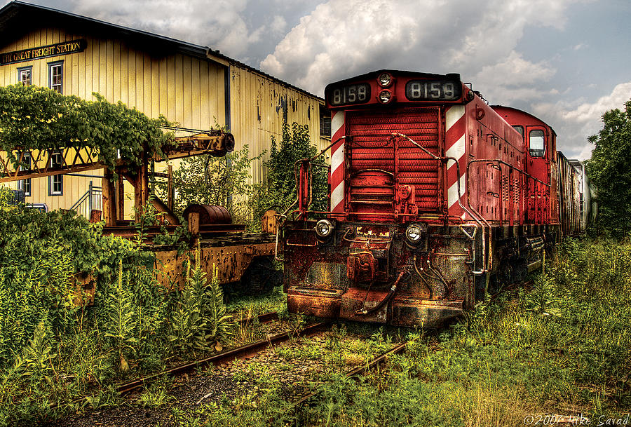 train--engine--8159-parked-mike-savad.jpg