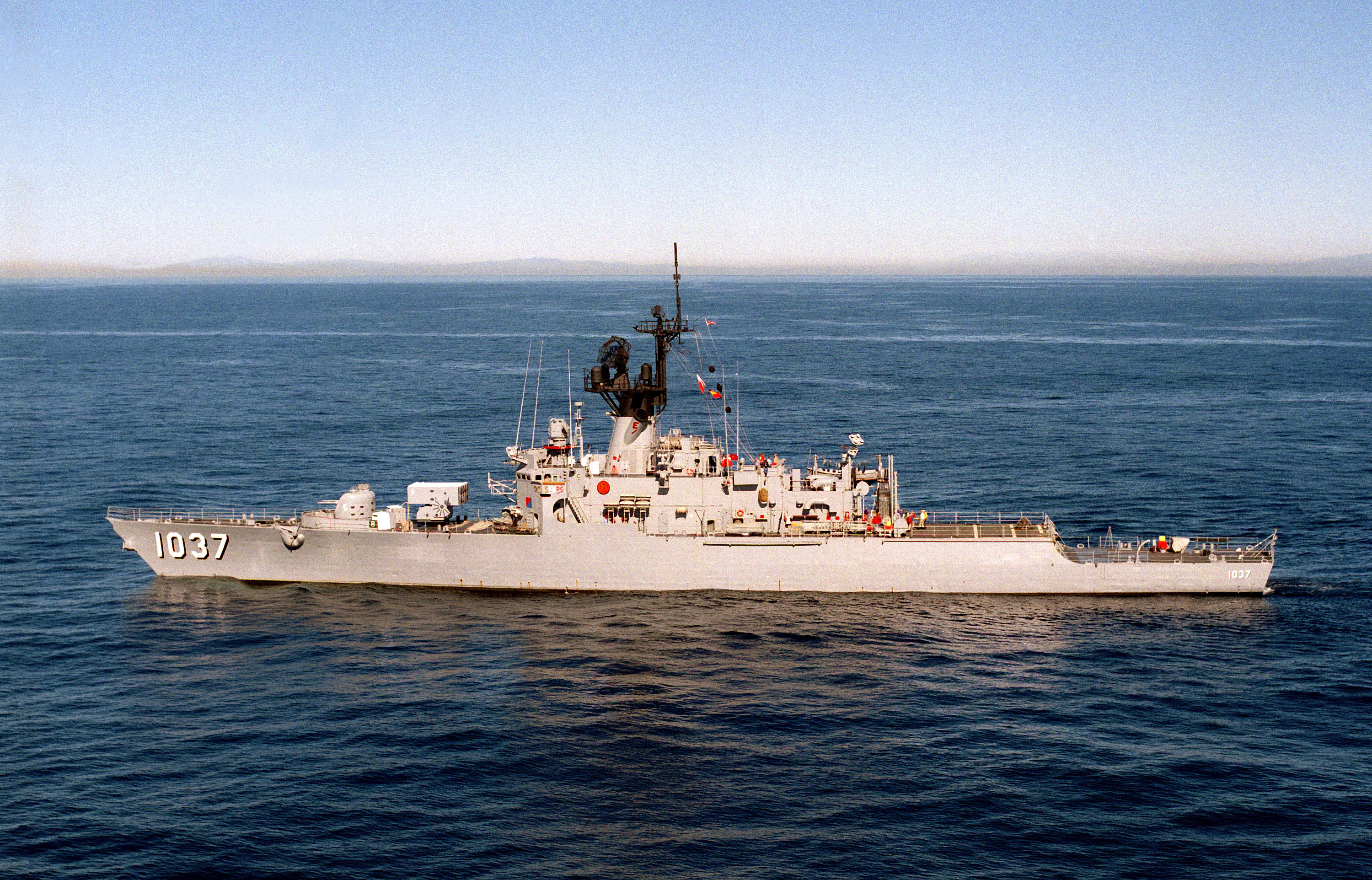 USS_Bronstein_%28FF-1037%29,_port_beam_view.jpg