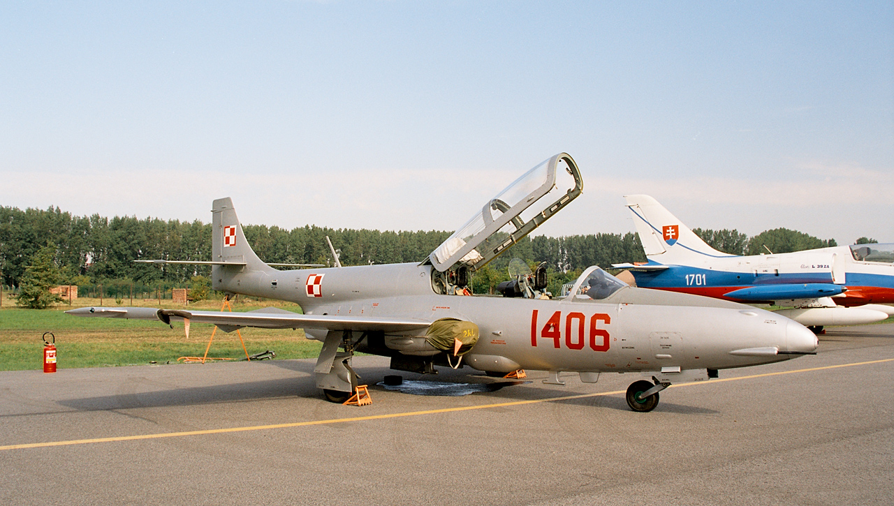 PZL_TS-11_Iskra_of_Polish_Air_Force_(reg._1406),_static_display,_Radom_AirShow_2005,_Poland.jpg