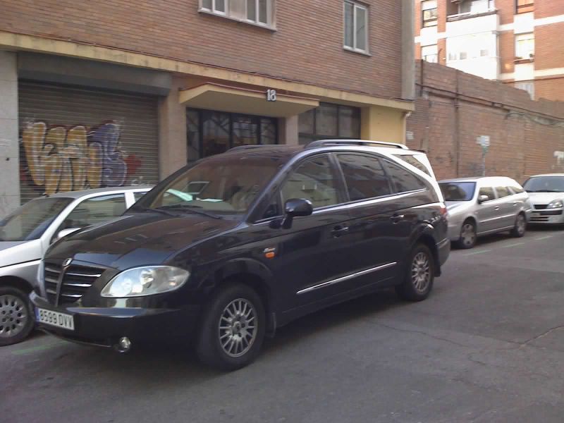 800px-SsangYong_Rodius_24-12-06_1630.jpg