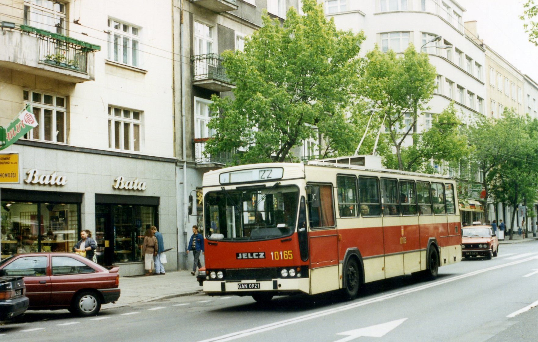 Gdynia_Jelcz_120ME_trolleybus_10165,_GAN_0921,_Linia_22,_with_Bata_shoe_shop,_June_1995_-_Flickr_-_sludgegulper.jpg